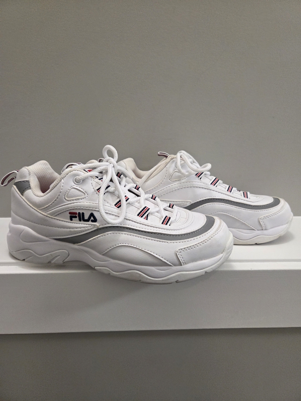 Fila Womens Ray White Metallic Silver Chunky Sneakers Size 7 Sporty Comfy Red